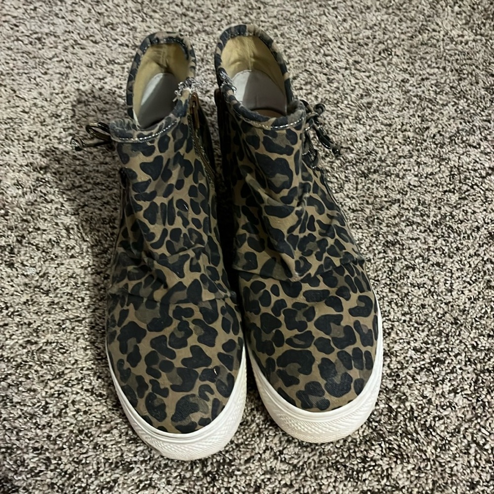 Women’s Very G cheetah print heeled booties size 8